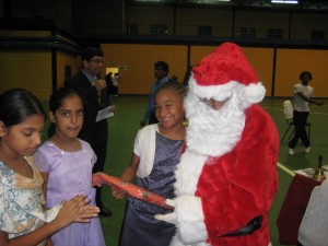 873 Santa gives the gifts