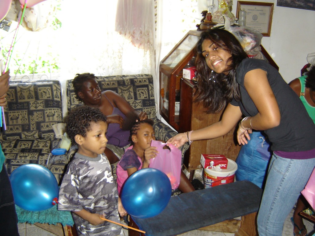 Children receiving snack bags from friend of GFLF